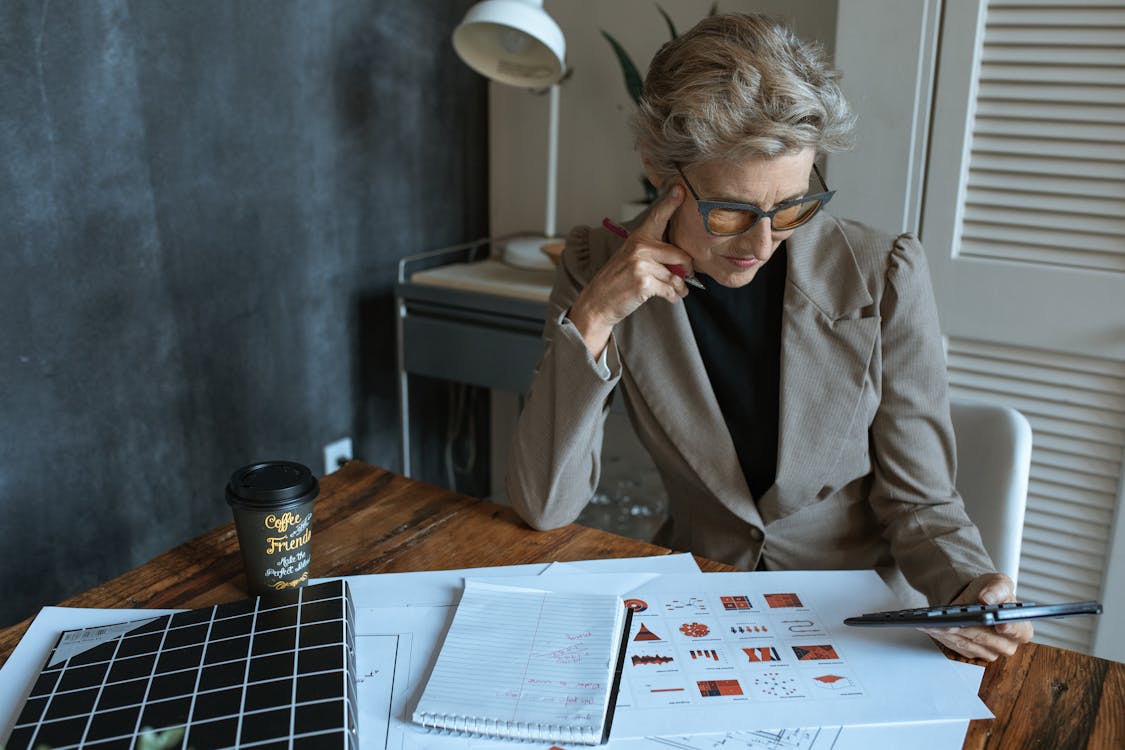 smb-04-businesswoman-reviewing-documents
